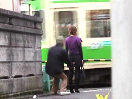 スカートめくり