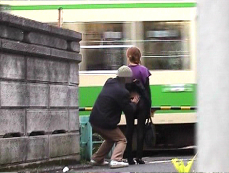 スカートめくり